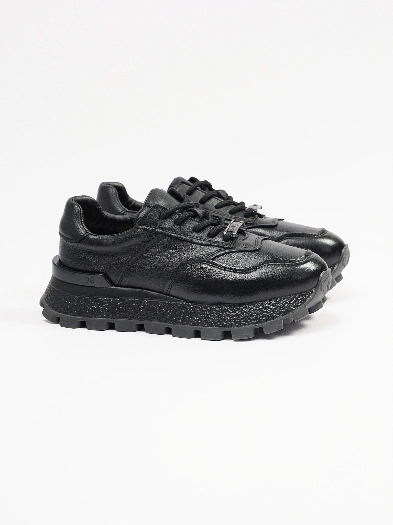 Кроссовки черного цвета с пряжкой на рельефной подошве 